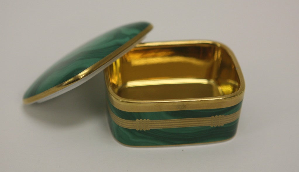 striking  pattern, which was discontinued in 1999.
Small porcelaine box, gold finish inside the box.


 outside measurments
3 1/2