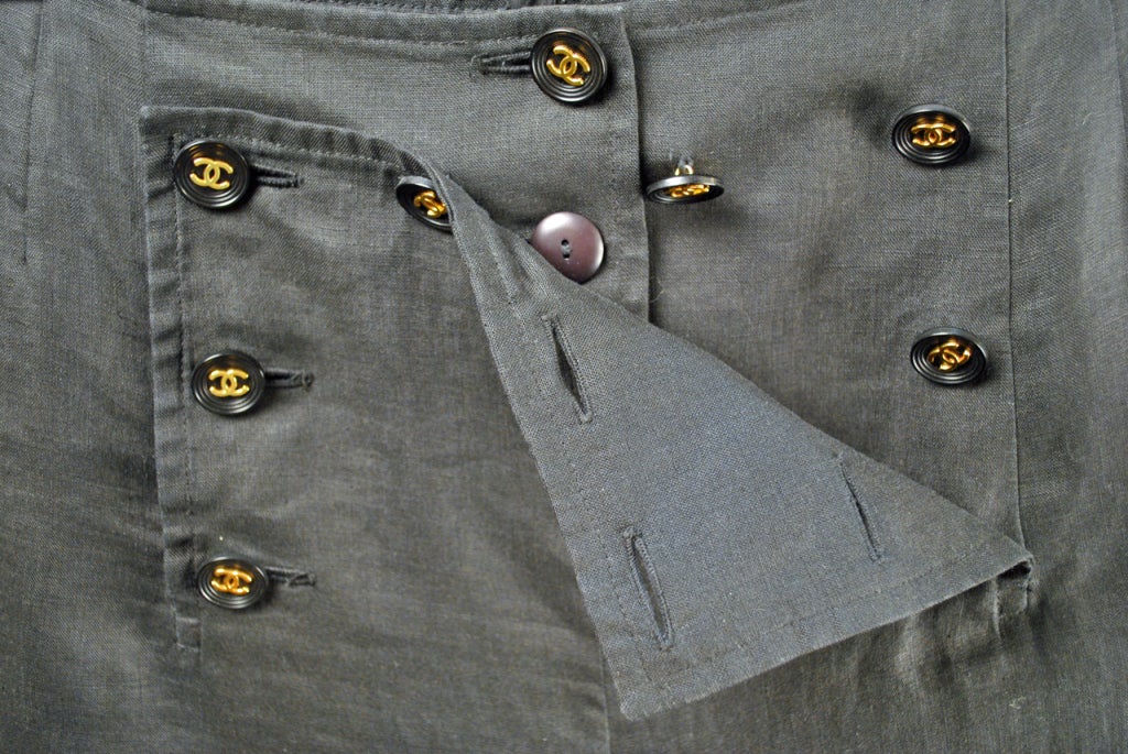 1980's Chanel black linen sailor slacks w/gold logo buttons For Sale 2