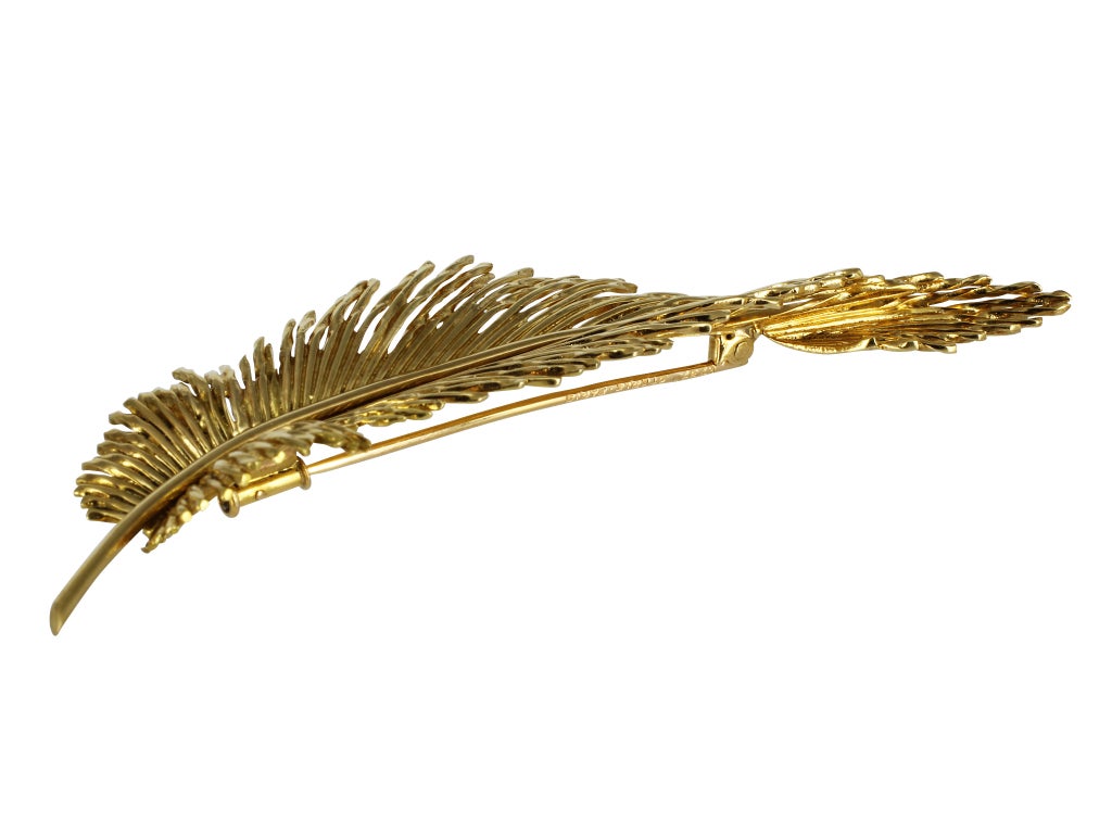 18 karat yellow gold 3 1/2 inch long detailed feather brooch