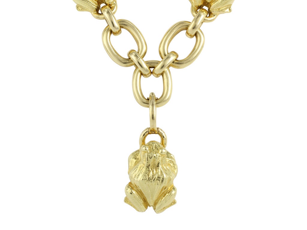 18 karat yellow gold open linked frog motif opera length necklace with large and small detachable yellow gold frogs, signed David Webb. The large frog can also be used as a pin.