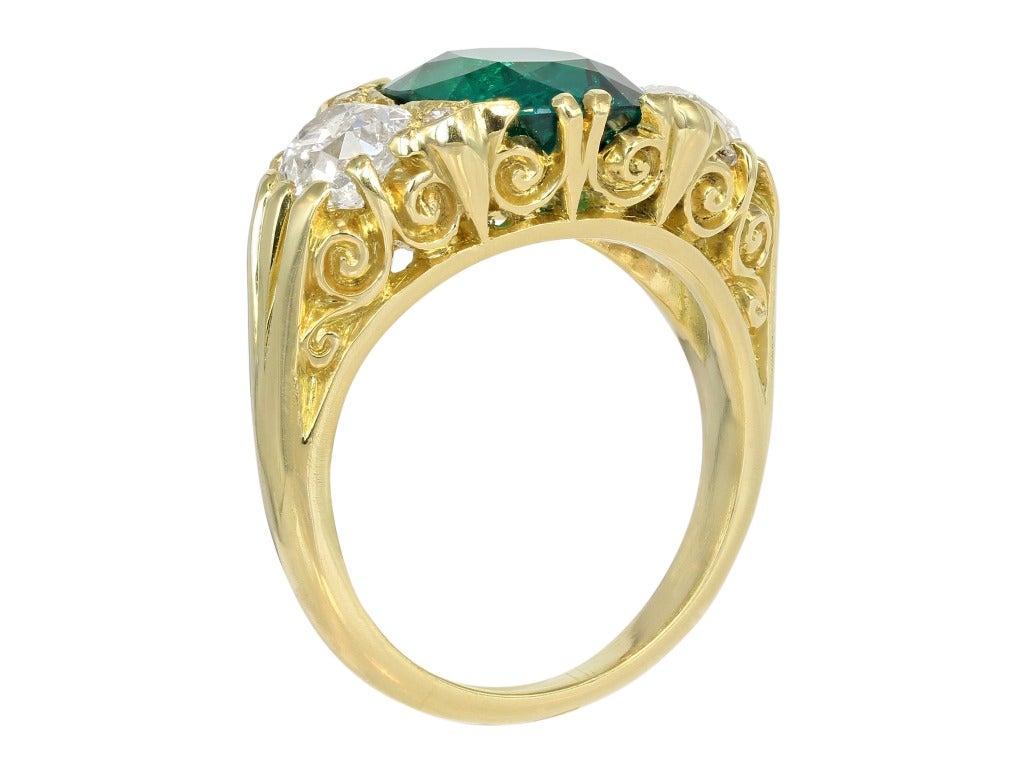 Victorian Colombian Emerald Diamond gold Three Stone Ring In Excellent Condition For Sale In Chestnut Hill, MA