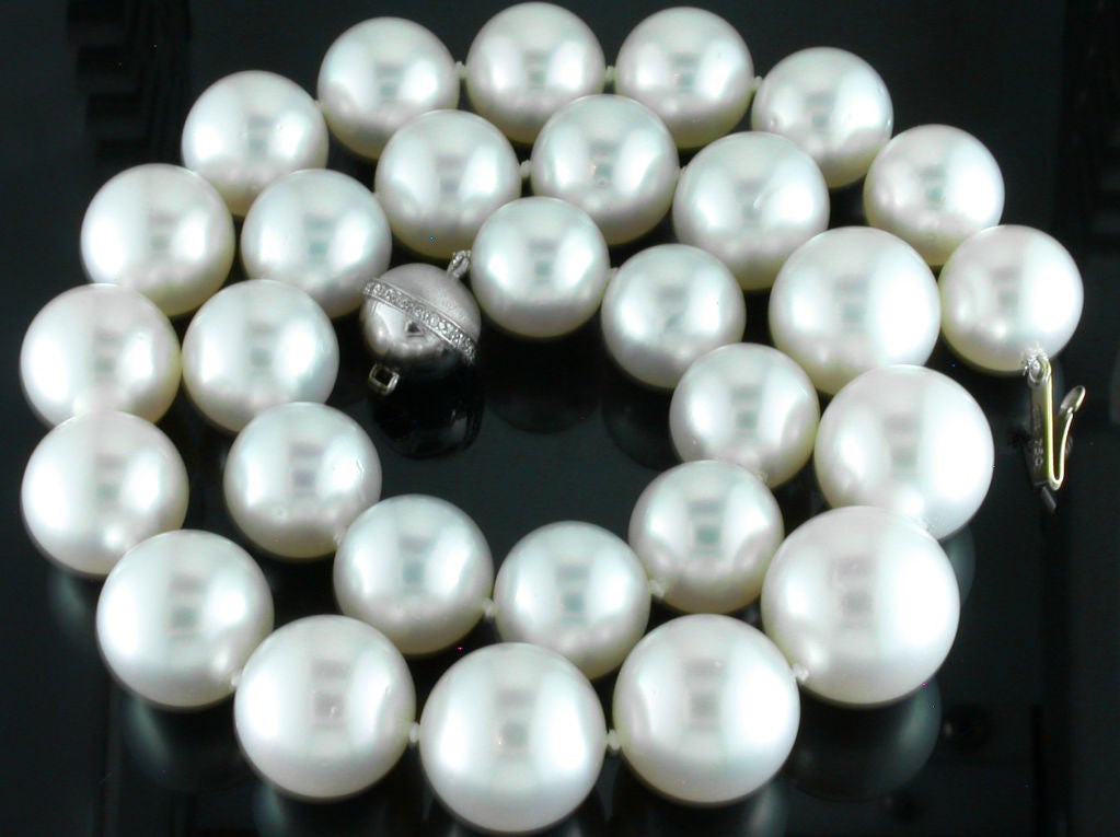Women's Elegant South Sea Pearl Necklace For Sale