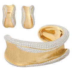 Elegant Ribbon-Look Gold and Diamond Bracelet and Ear Clips