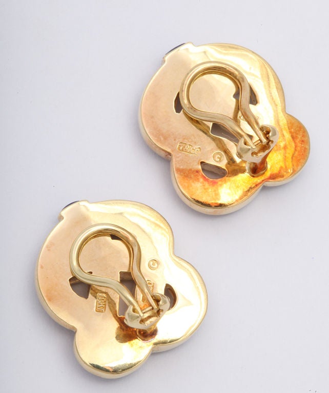 Angela Cummings design for Tiffany & Co. earclips in 18K gold with carved lapis inset in an opposing knot motif. 1 inch diameter. Gold and Tiffany marks.