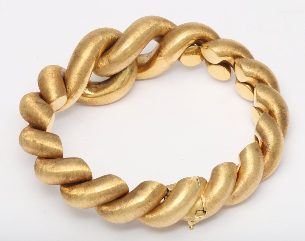 A fine Weingrill bracelet in 18kt gold, simulating twisted silk cord. 1