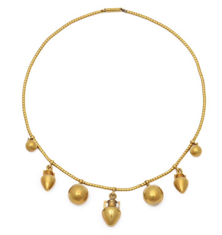 Victorian Etruscan Revival Gold Amphora Necklace In Excellent Condition In New York, NY