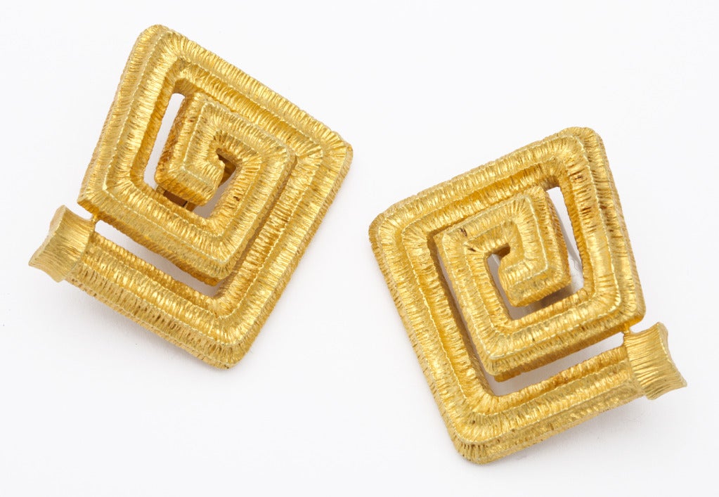 Large 1970s Mapamenos Classic Grecian Gold Ear Clips In Excellent Condition For Sale In New York, NY