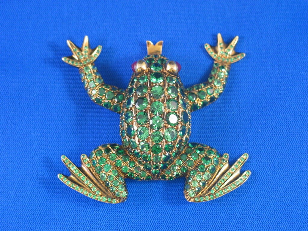 Amusing Tsavorite Garnet Yellow Gold Frog Brooch