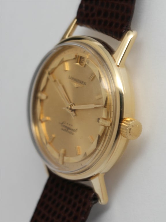 Orologio da polso automatico Longines Conquest in oro giallo 18 carati, circa anni '60. Cassa a vite di 35 X 42 mm con anse allungate, corona firmata Longines, quadrante originale dorato a specchio con indici stilizzati applicati e lancette