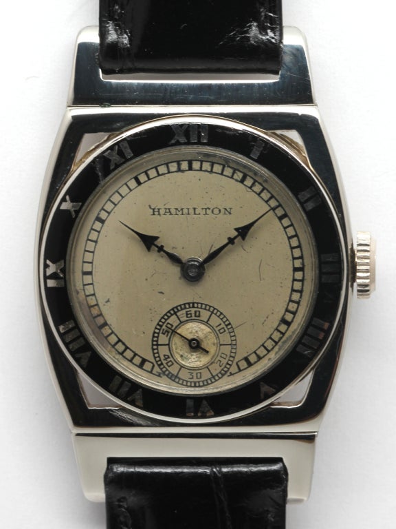 Montre-bracelet Hamilton en or blanc 14 carats Whiting Rock, vers 1929. Modèle classique du premier fabricant américain de montres-bracelets. Le cadran argenté patiné d'origine est entouré d'un anneau de chapitre en chiffres romains en émail noir.