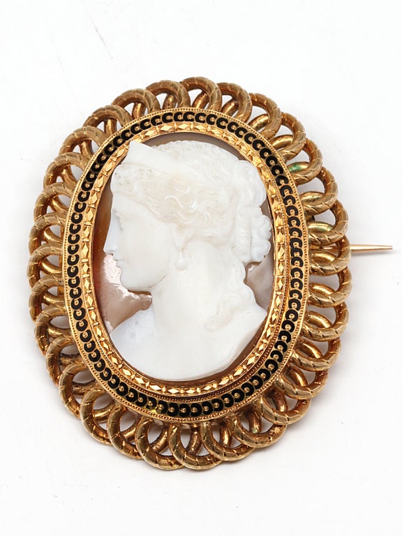 Stunning Victorian hard stone cameo on agate brooch. Beautifully carved in hi relief, this lovely lady is ready to party. Hair in curled up do a couple of locks gracefully flowing onto her neck, wearing drop earrings & tiara for the special occason.