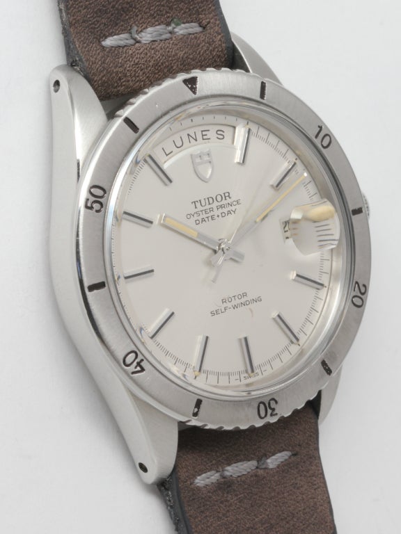 Tudor Edelstahl Oyster Prince Date-Day Armbanduhr, Ref. 7020/0, Gehäuseseriennummer 685.XXX, um 1970. Großformatige Version dieses beliebten Modells mit drehbarer Lünette für die abgelaufene Zeit. Originales versilbertes, satiniertes Zifferblatt mit