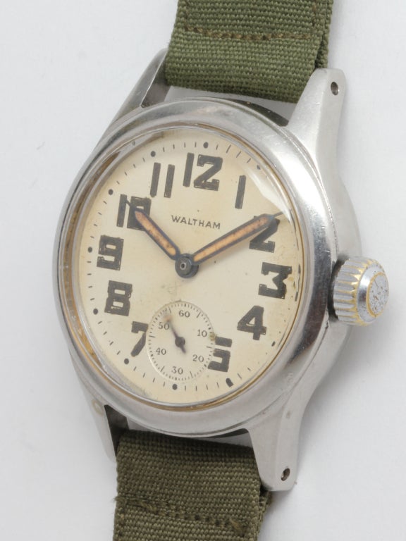 Waltham Basis Metall WWII-Ära Militär-Ausgabe Armbanduhr im Zustand „Hervorragend“ in West Hollywood, CA