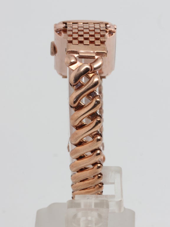 Women's or Men's Bulova Rose Gilt Wristwatch circa 1940s