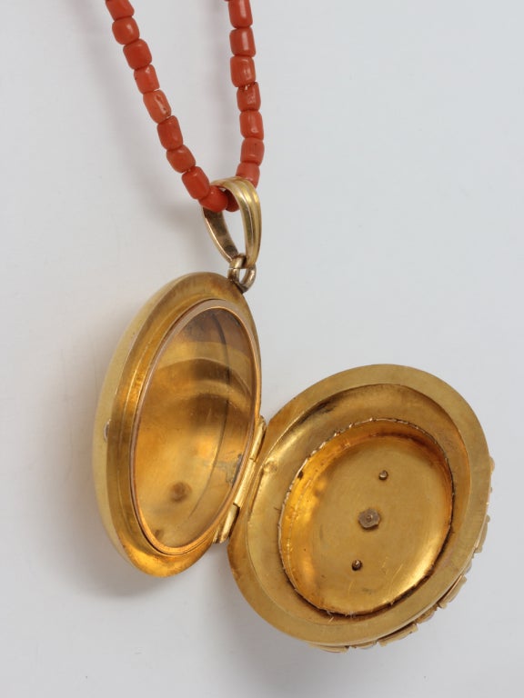 Coral Pearl Gold Victorian Locket In Excellent Condition For Sale In West Hollywood, CA