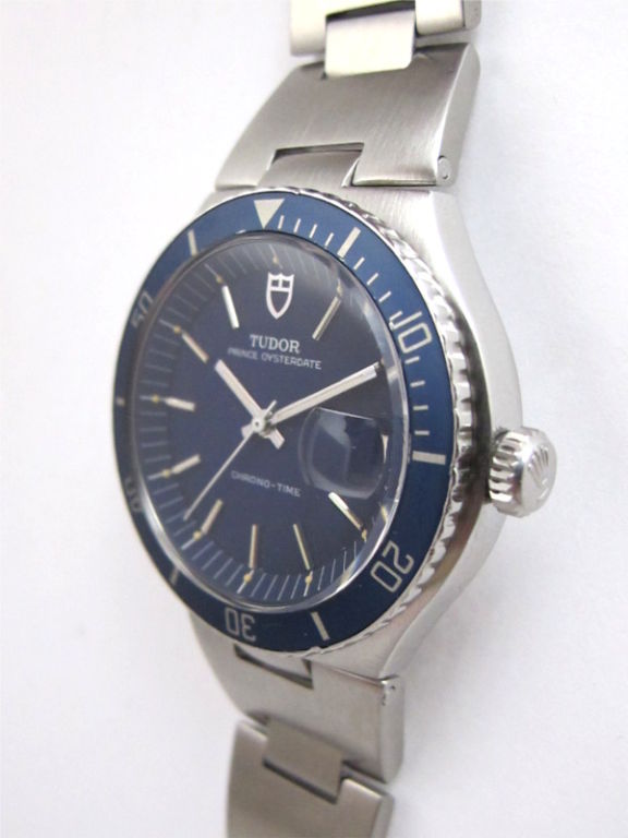 Orologio subacqueo Tudor Prince Oysterdate Chrono-Time degli anni '70 circa. Cassa in acciaio inossidabile da 39 mm con bracciale firmato integrato e fondello firmato Rolex. Quadrante originale blu con lunetta girevole bidirezionale blu e vetro in