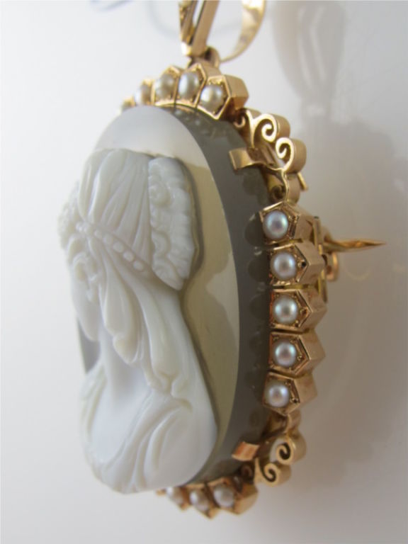Women's Gold Framed Hard Stone Cameo Brooch Pendant