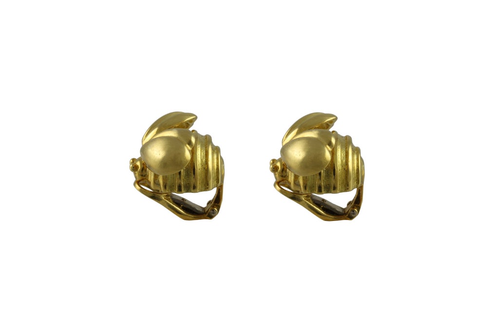 One pair of Slane and Slane Fat Bee clip back earring in 18k yellow gold.