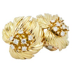VAN CLEEF & ARPELS Elegant Diamond Gold Floral Ear Clips
