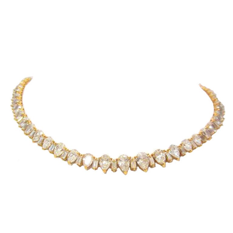 Delightful Diamond and Gold Necklace For Sale