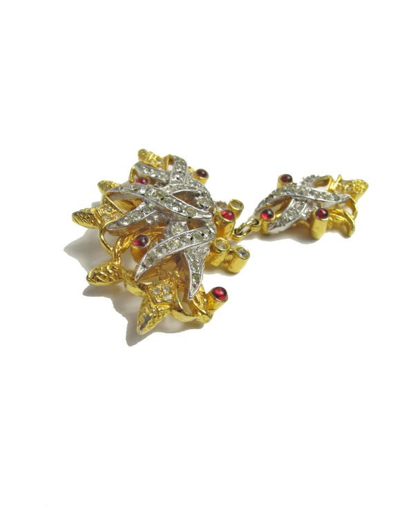 Hattie Carnegie gold and silver tone pin with rhinestones. Condition: Excellent.<br />
<br />
WWW.ARCHIVEVINTAGE.COM