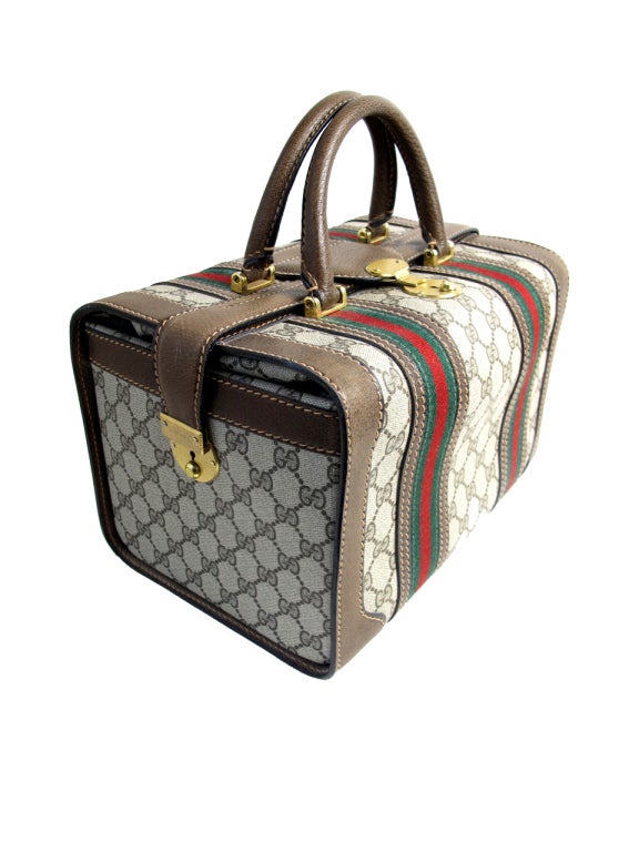 Gucci 1980s logo train case. Condition: Very good, two small holes in red/green fabric strip.  

WWW.ARCHIVEVINTAGE.COM