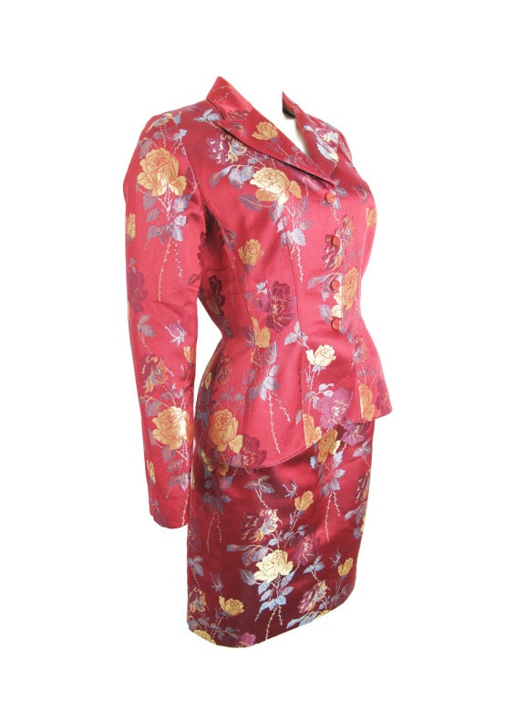Thierry Mugler 1990s silk/ acetate  marron suit with floral pattern.  Jacket: 40" bust, 31" waist, 25" sleeve, 15" shoulder, 24 1/2" length.  Skirt: 30" waist, 22 1/2" length. Condition: Excellent.

Size 8/ 10