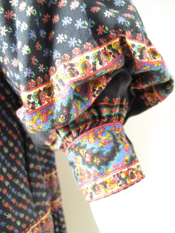 Oscar de la Renta cotton printed peasant dress with pockets.  Buttons at cuffs and collar. 39