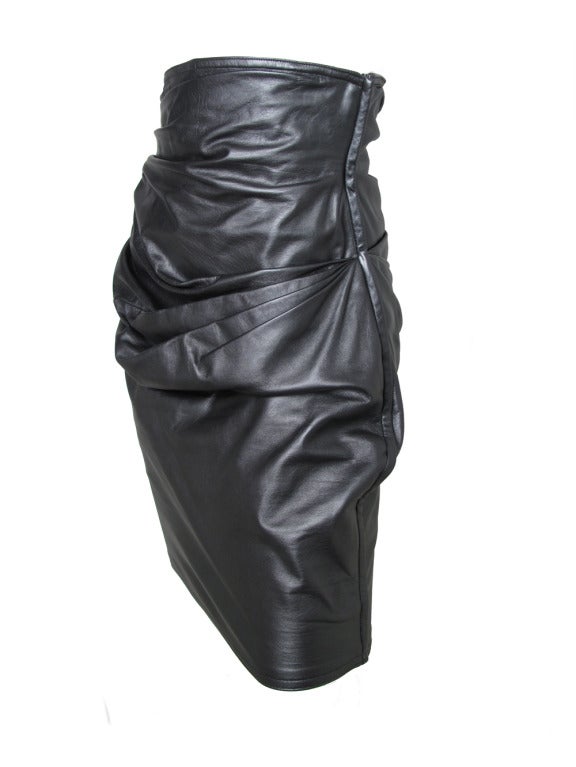 Ungaro black leather skirt. Condition: Excellent. 28