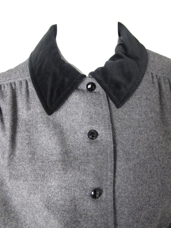 Valentino grey wool dress with black velvet collar. 40