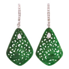 Boucles d'oreilles en jade sculpté et diamant:: par Michael Kanners