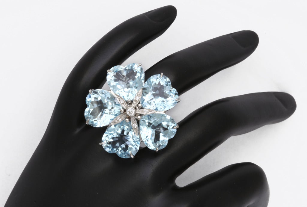 Die hellsten, himmelblauen Topase in Herzform sind um einen zentralen Diamanten herum angeordnet, um dieses kühne Design zu schaffen. Der Ring kann mit den separat erhältlichen Ohrclips getragen werden, steht aber natürlich auch für sich allein.