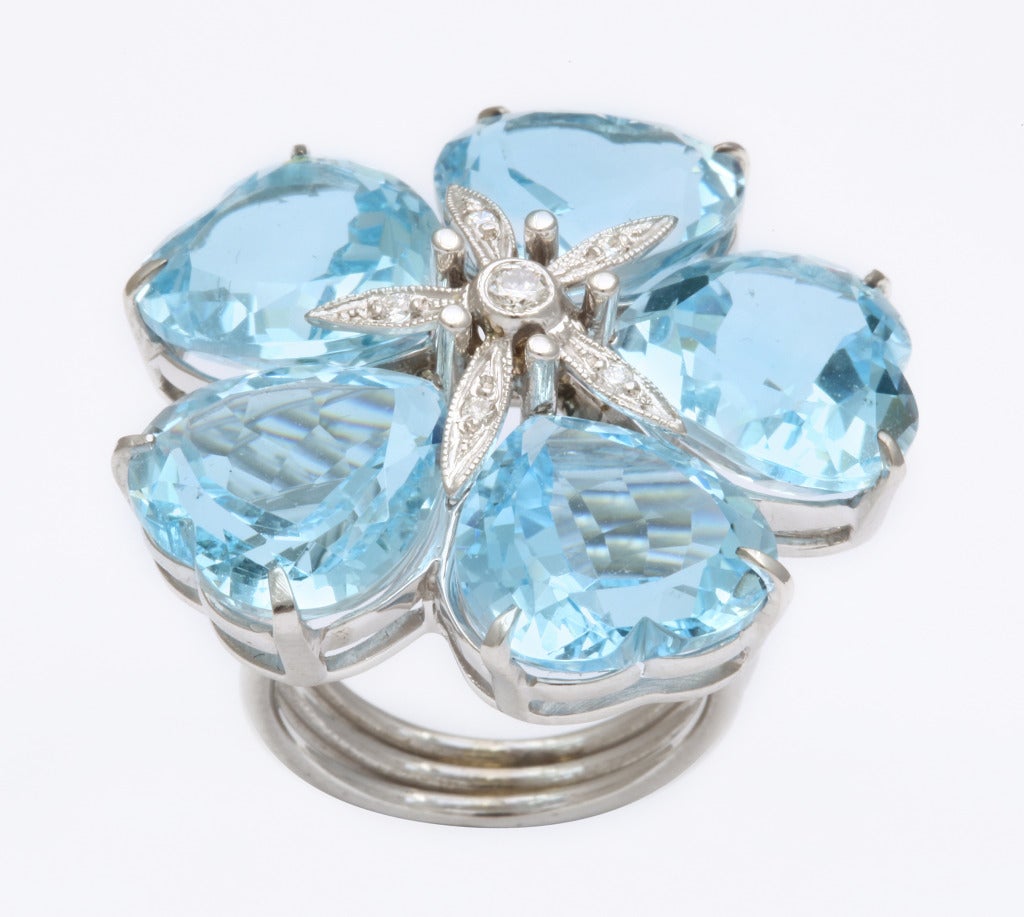 Michael Kanners Hellblauer Topas-Blumenring im Zustand „Neu“ in Bal Harbour, FL