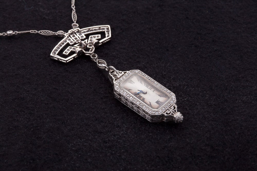Art Deco Onyx-Diamant-Platin-Anhänger-Uhr und Kette (Art déco) im Angebot