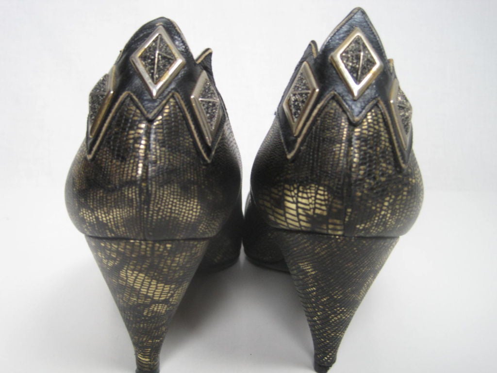 El Vaquero Black & Gold Snakeskin Pumps with Stud Detail In Excellent Condition For Sale In Los Angeles, CA