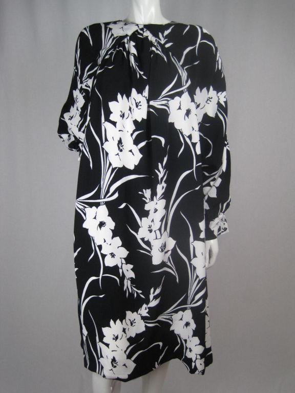 1980's Graphic Floral Dress or Coat In Excellent Condition For Sale In Los Angeles, CA