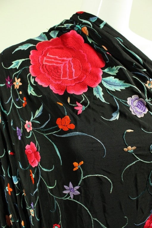1920's Cantonese Hand-Embroidered Piano Shawl In Excellent Condition In Los Angeles, CA