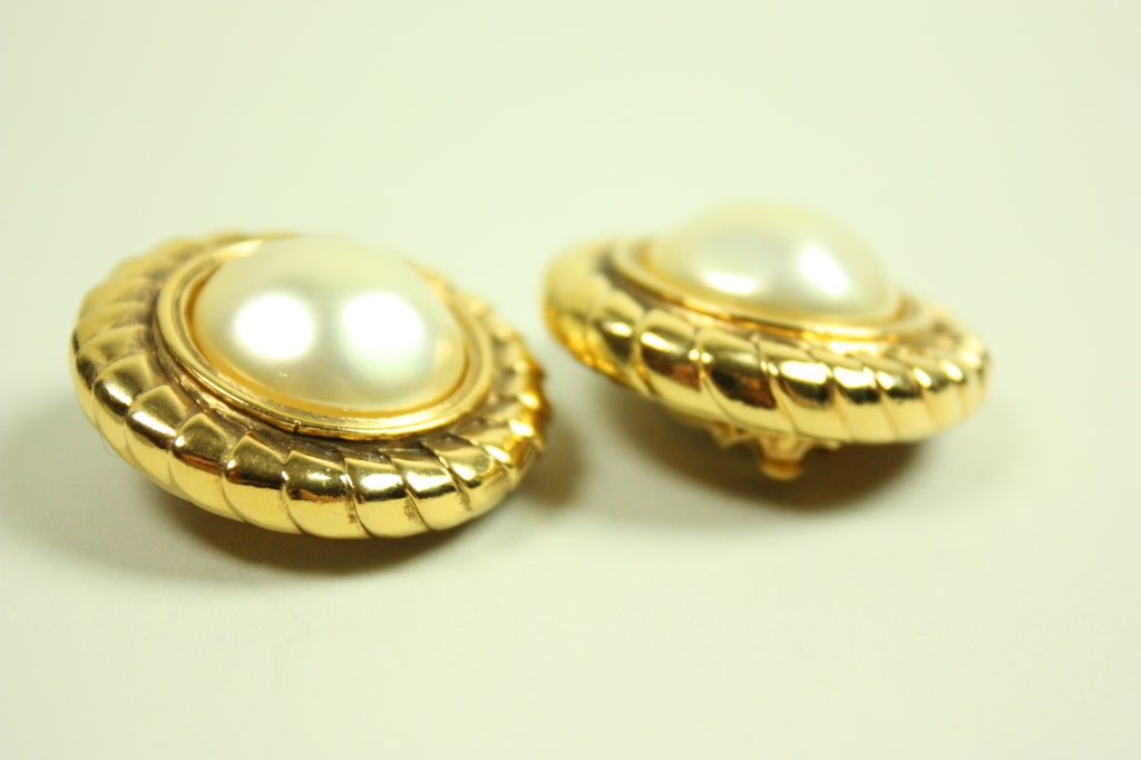 Chanel Pearl Earrings In Excellent Condition In Los Angeles, CA