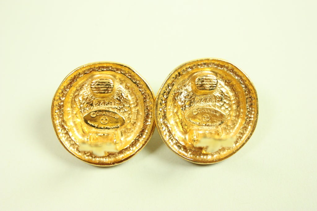 1980's Chanel Gold-Toned Gripoix Earrings In Excellent Condition In Los Angeles, CA