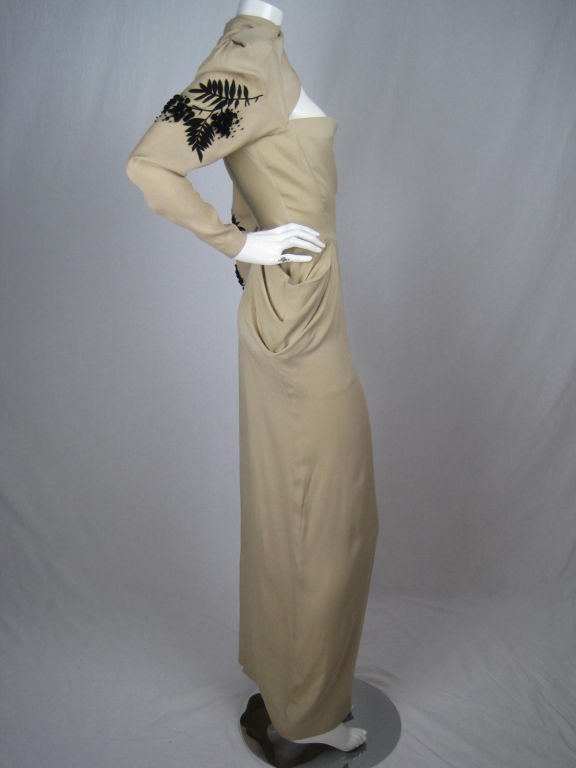 Superbe robe longue de Tan Giudicelli pour Giorgio Beverly Hills.  Fabriqué en tissu beige profond.  Les manches sont ornées de perles noires, de boules de chenille et de broderies de type soutache représentant des grappes de raisin.  L'ouverture