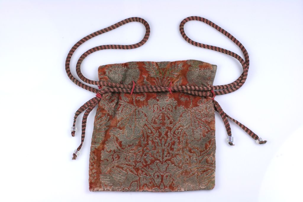 Fortunys schablonierte Kordelzugtaschen aus Samt fanden Verwendung für kleine Stücke seiner kostbaren Samtstoffe, deren Größe je nach Größe der Schnitte variiert und die äußerst selten sind.

Die Handschablonen werden mit echten