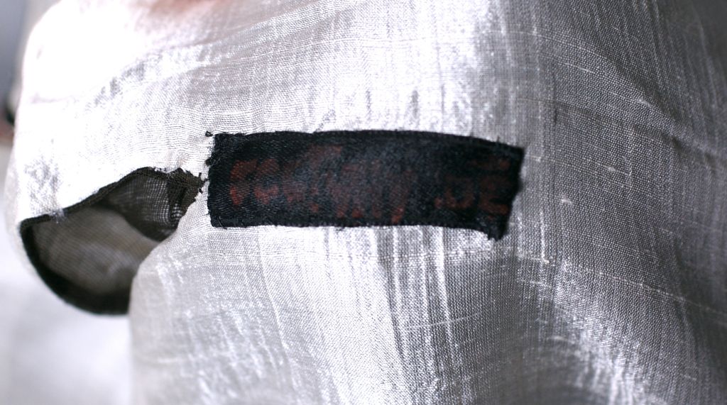 Mariano Fortuny - Manteau court à poignée en gauze noir avec poinçon en vente 4