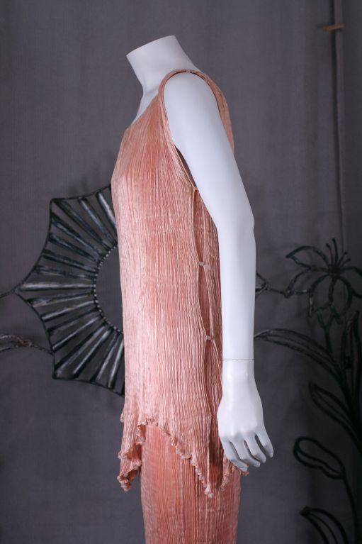 Mariano Fortuny - Robe péplos en soie rose nacrée en vente 1