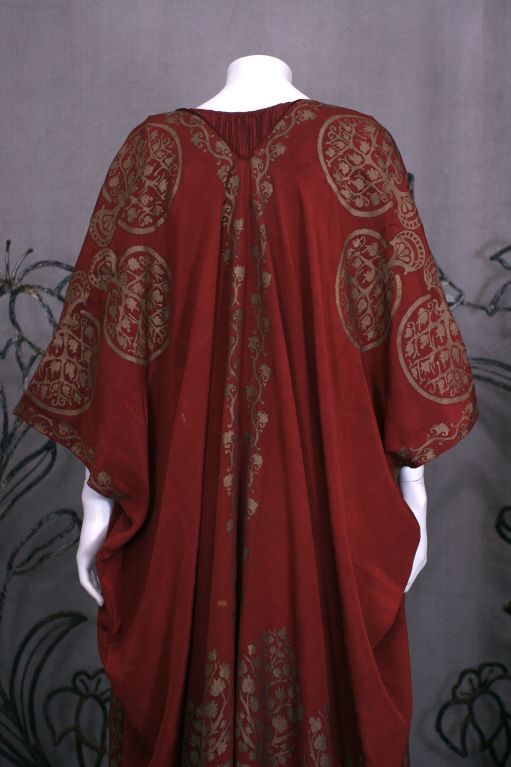 Manteau en crêpe rouge bordeaux à pochoir - Mariano Fortuny en vente 3