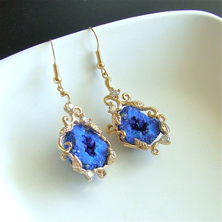Orecchini in oro con geodi di azzurrite e diamanti In condizioni Nuovo in vendita a Colleyville, TX