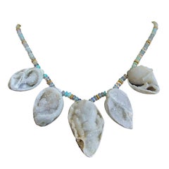 Collier Zara en opales d'Éthiopie fossilisées et coquillages de Druzy