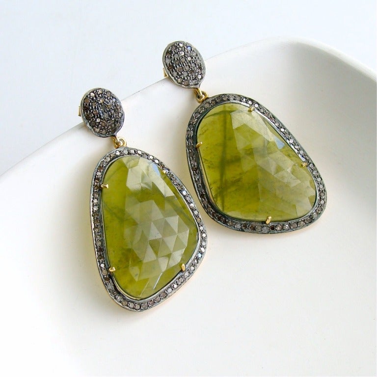 Serpentine Slice Diamond Pave Seraphina Earrings In New Condition In Colleyville, TX