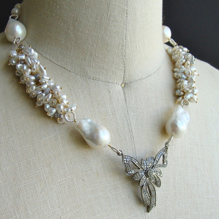 Die Charmaine-Halskette I besteht aus atemberaubenden Rüschenabschnitten aus seidigen Keshi-Perlen in Farben von Elfenbein bis Zartgrau und 19 Karat grauen Rohdiamanten, flankiert von handgewickelten barocken Flammenkugeln oder kernhaltigen Perlen. 
