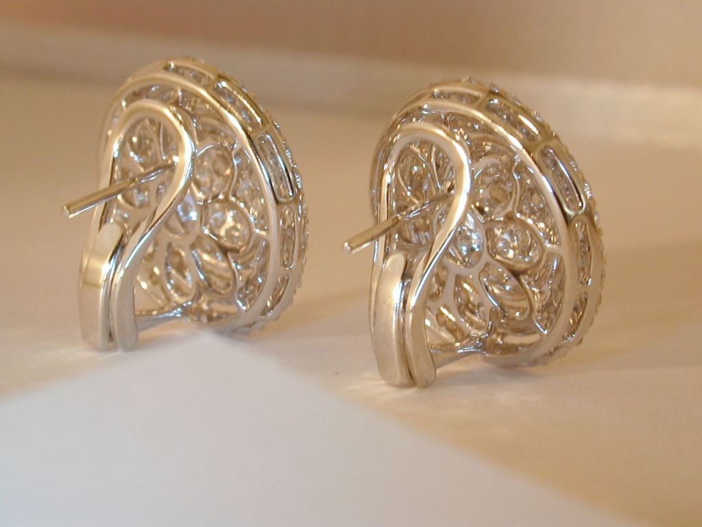 18KT White Gold and Diamond Button Earrings In New Condition In San Francisco, CA