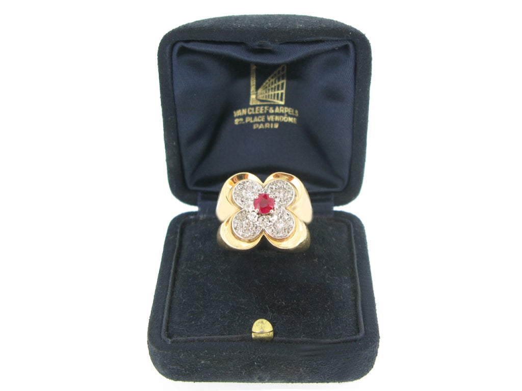 Van Cleef & Arpels Ring mit natürlichem, nicht geschliffenem Rubin und Diamant, um 1945 Damen im Angebot